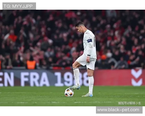 C罗足球明星的经典招牌动作解析与技巧分享