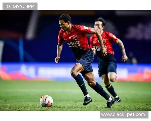 重庆足球队速度之争引发热议球迷观点各异分析战术与体能的关系