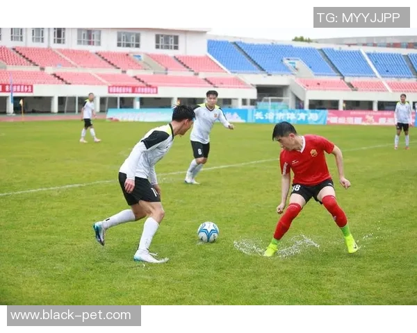 足球明星因踢瓶子挑战而走红网络引发全民模仿热潮