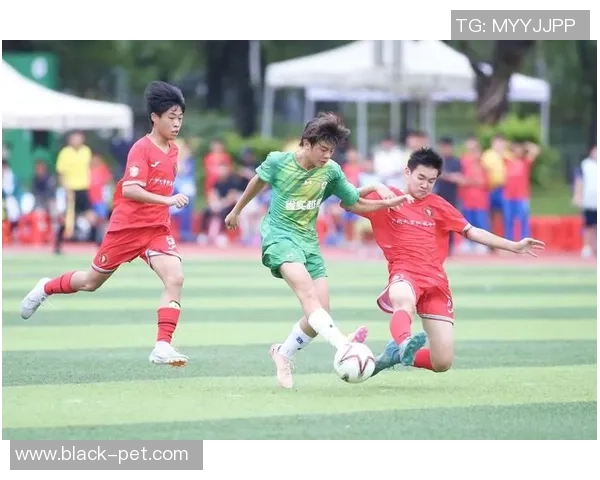 足球明星现场真实瞬间捕捉展现他们的风采与激情